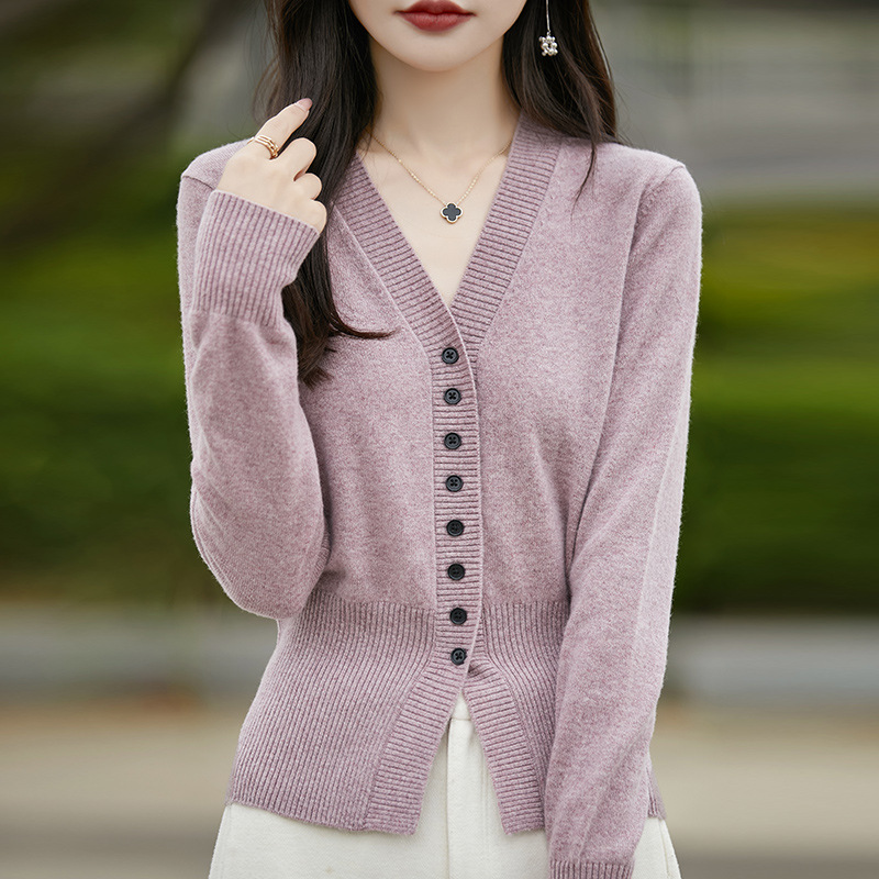 秋东莞大朗新款女V领针织短款