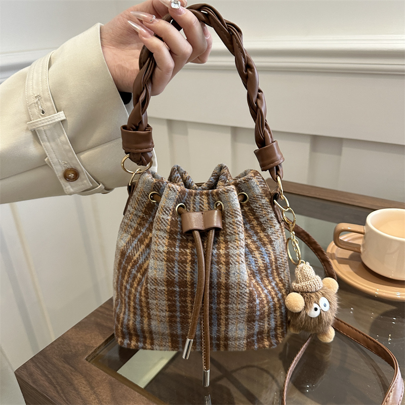 复古毛呢格子包包秋冬女2023