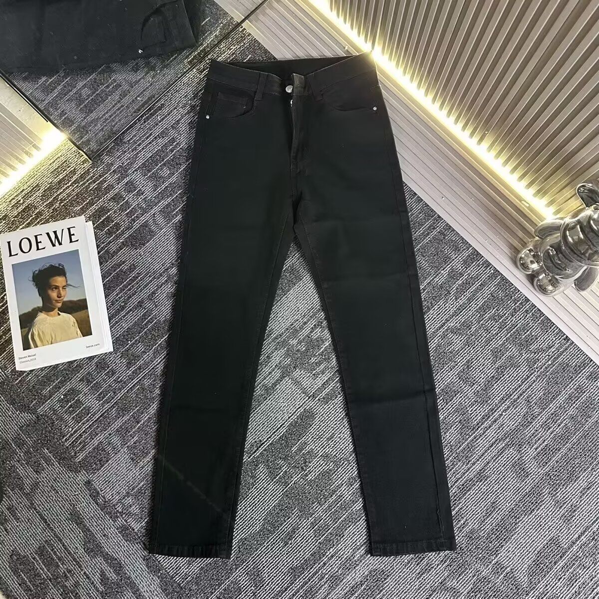 黑色