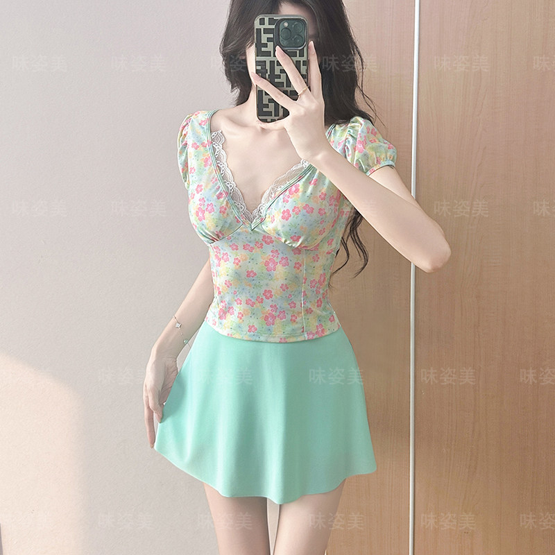 泳衣女款泡温泉分体比基尼纯欲小胸裙式遮肚拍照保守海边夏天碎花