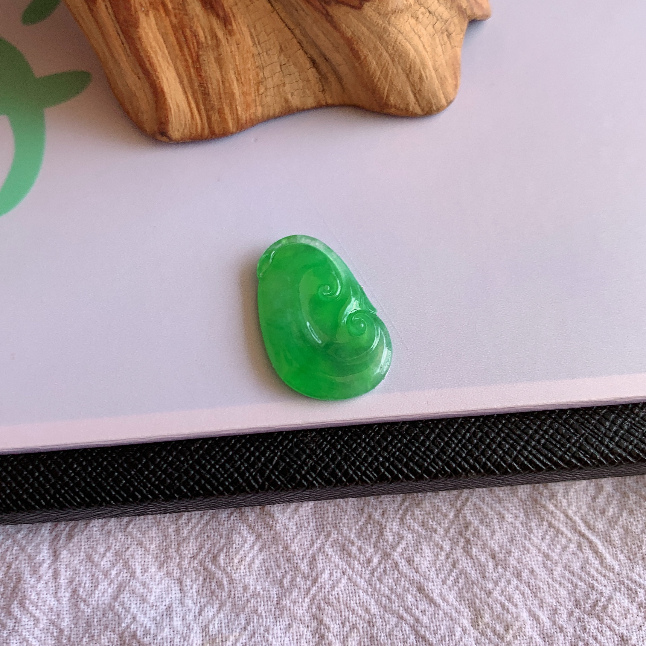 缅甸A货天然翡翠冰糯种阳绿如意裸石镶嵌件老坑玉阳绿如意挂件