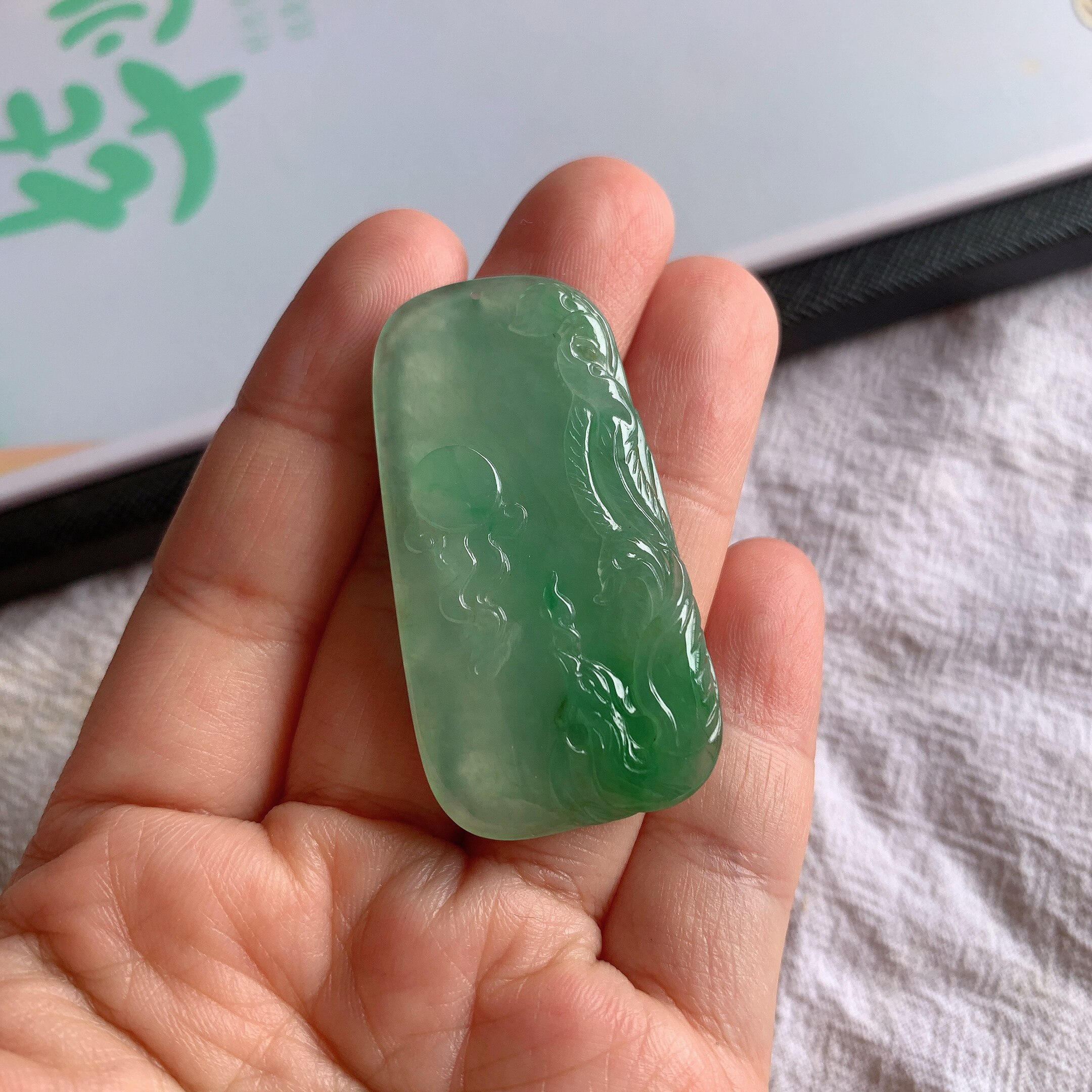 缅甸天然A货翡翠冰糯种飘绿山水牌吊坠老坑玉石飘绿山水牌挂件