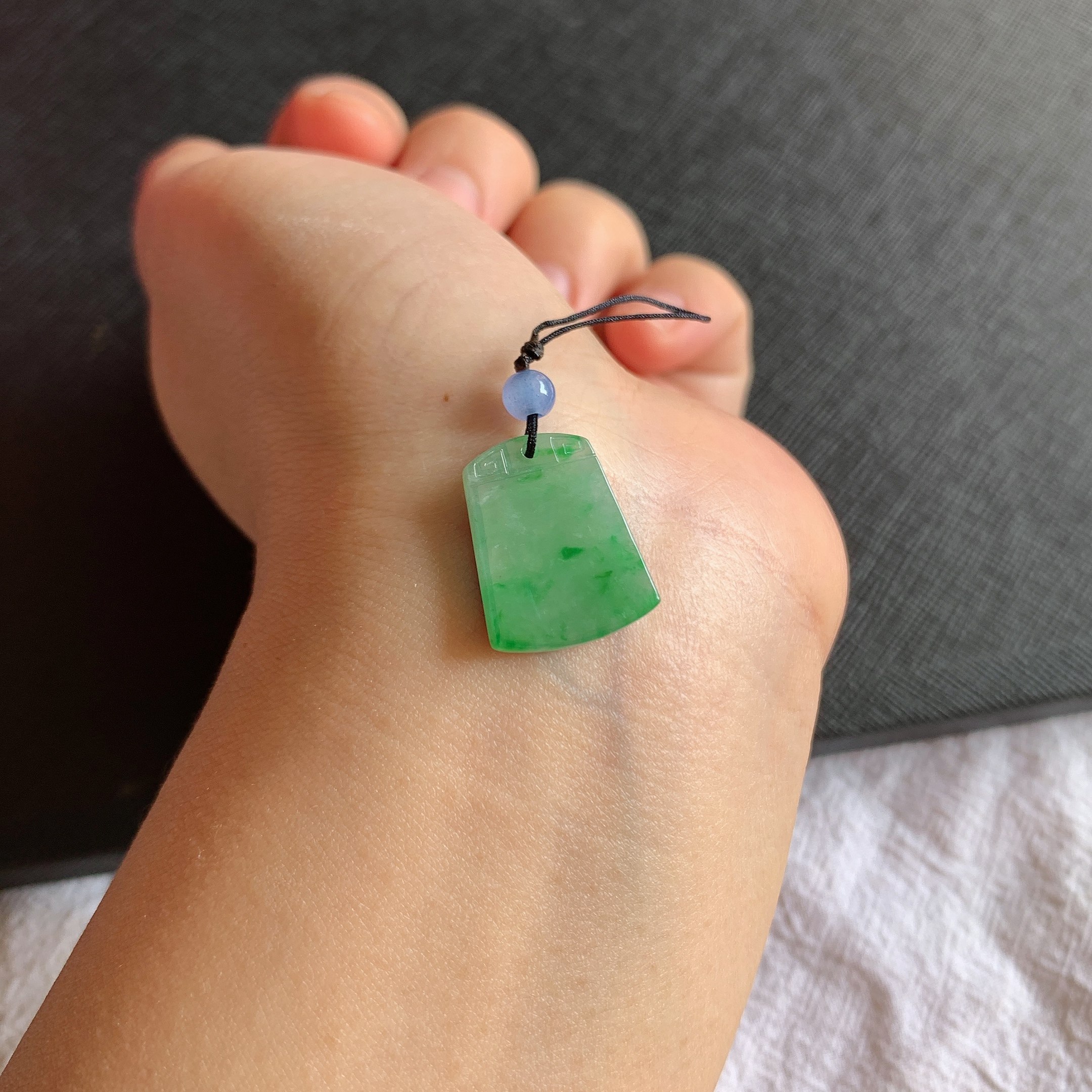 缅甸天然A货翡翠冰糯种飘阳绿无事牌吊坠老坑翡翠阳绿无事牌挂件