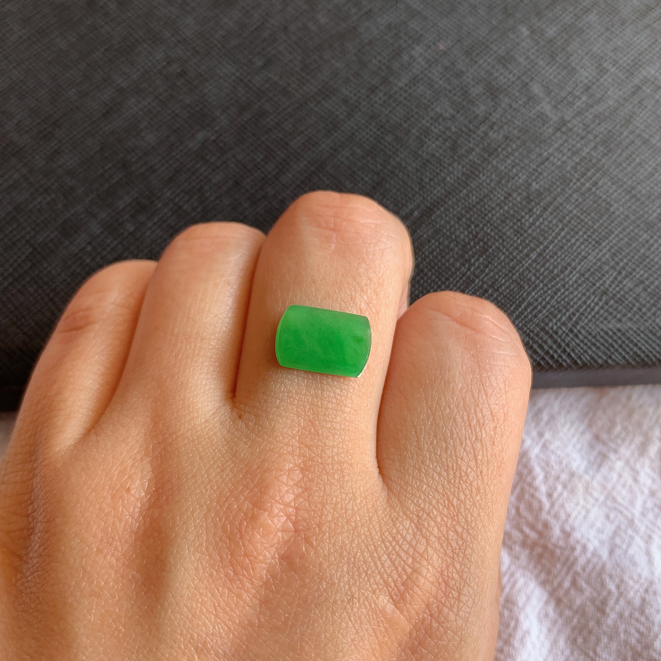 缅甸天然A货翡翠冰种阳绿满色马鞍镶嵌件老坑玉翡翠满绿马鞍戒面