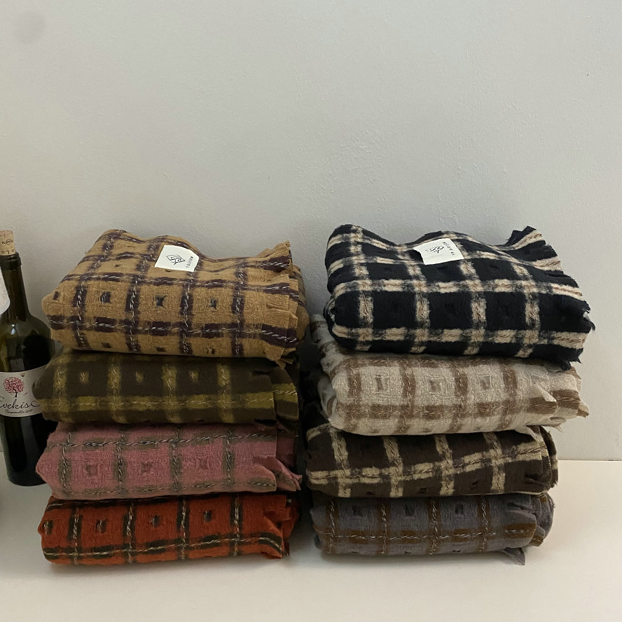 日系森系洋气复古橘红咖色镂空格子围巾保暖披肩围脖ins女冬季