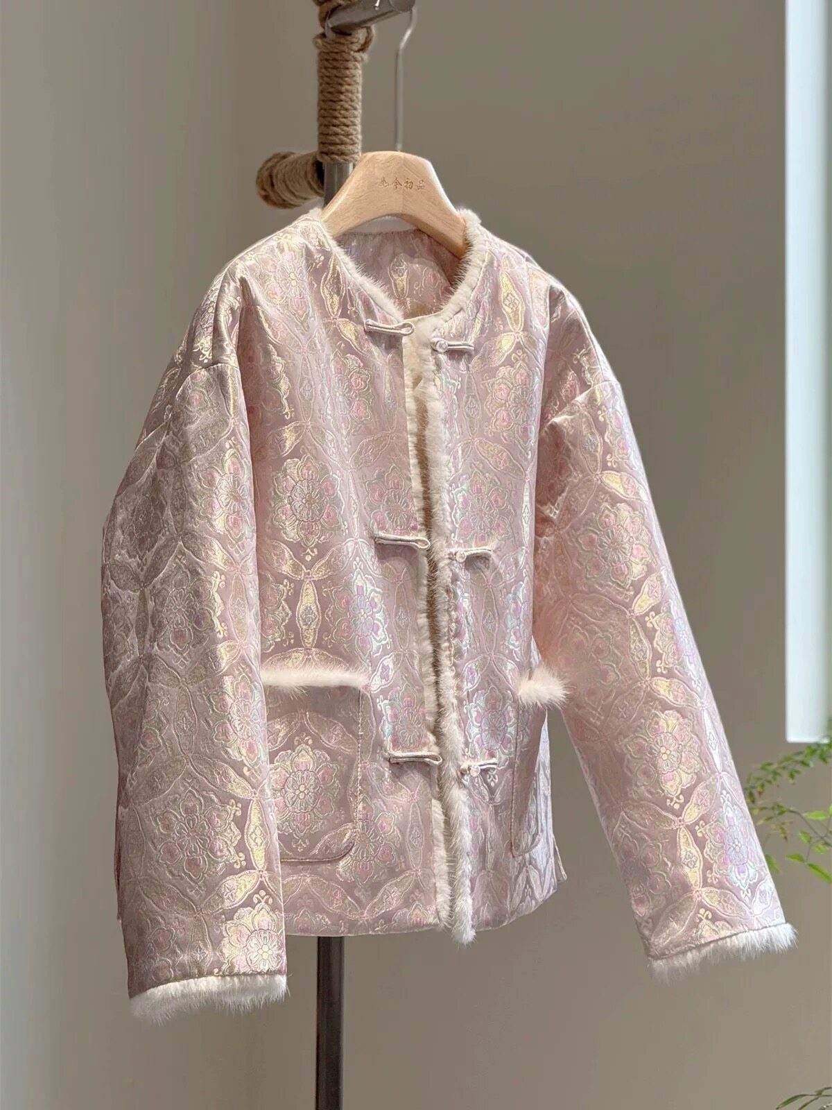 新中式盘扣鹅绒服淡粉色绢丝外套羽绒服
