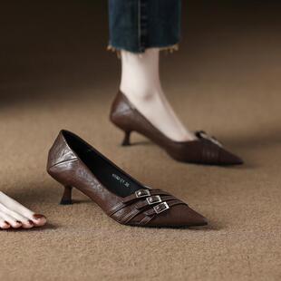 尖头浅口秋冬单鞋女2026新款小众设计感皮带扣法式不累脚小跟鞋