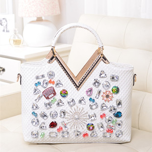 小众轻奢高级感真皮手提女包2025新款时尚V字镶钻单肩斜挎大容量