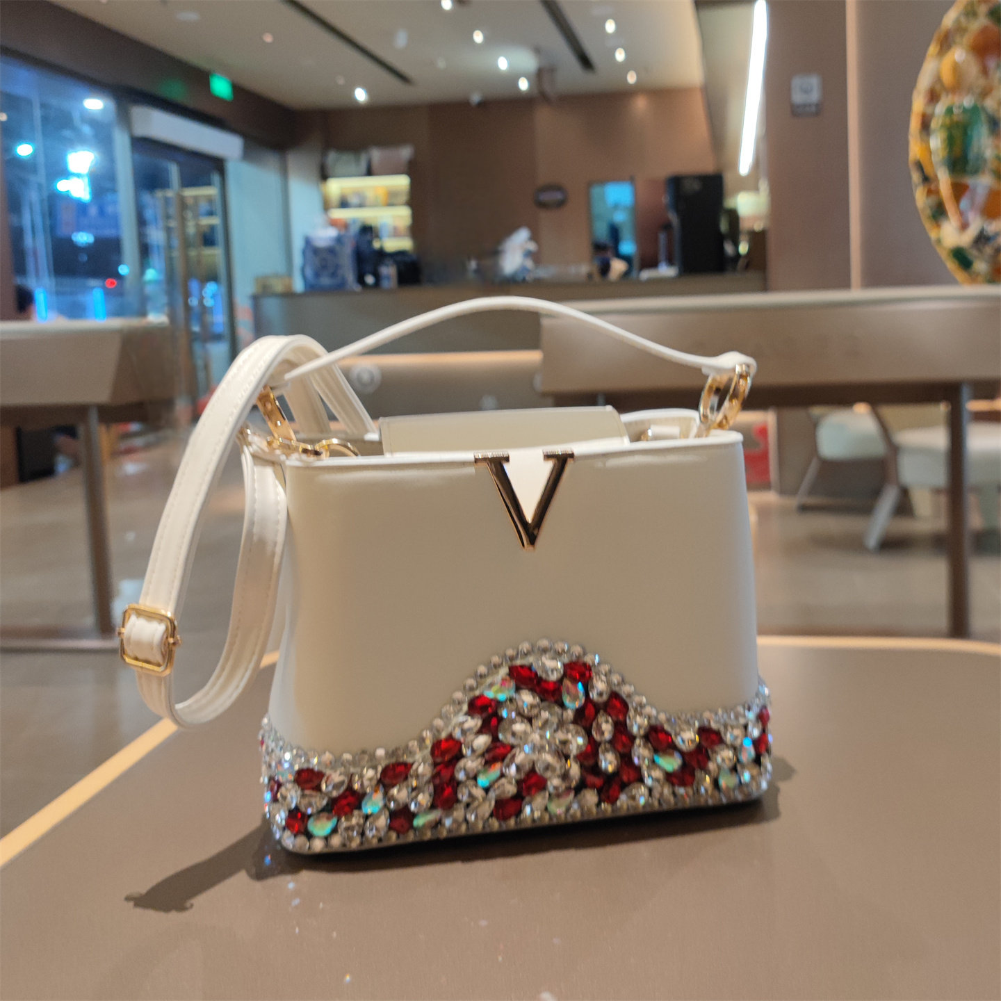 轻奢高级感百搭大容量水桶包新款镶钻V字真皮手提包单肩斜挎女包