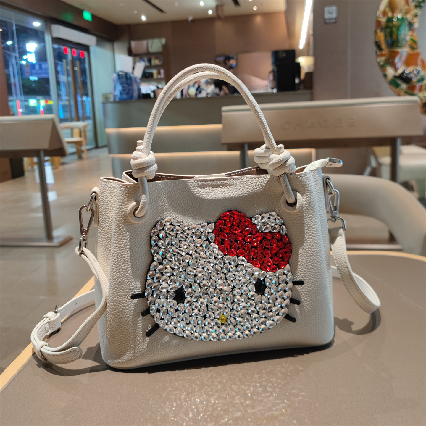 高级大容量真皮手提包女洋气时尚卡通单肩百搭拎包可爱大容量斜挎