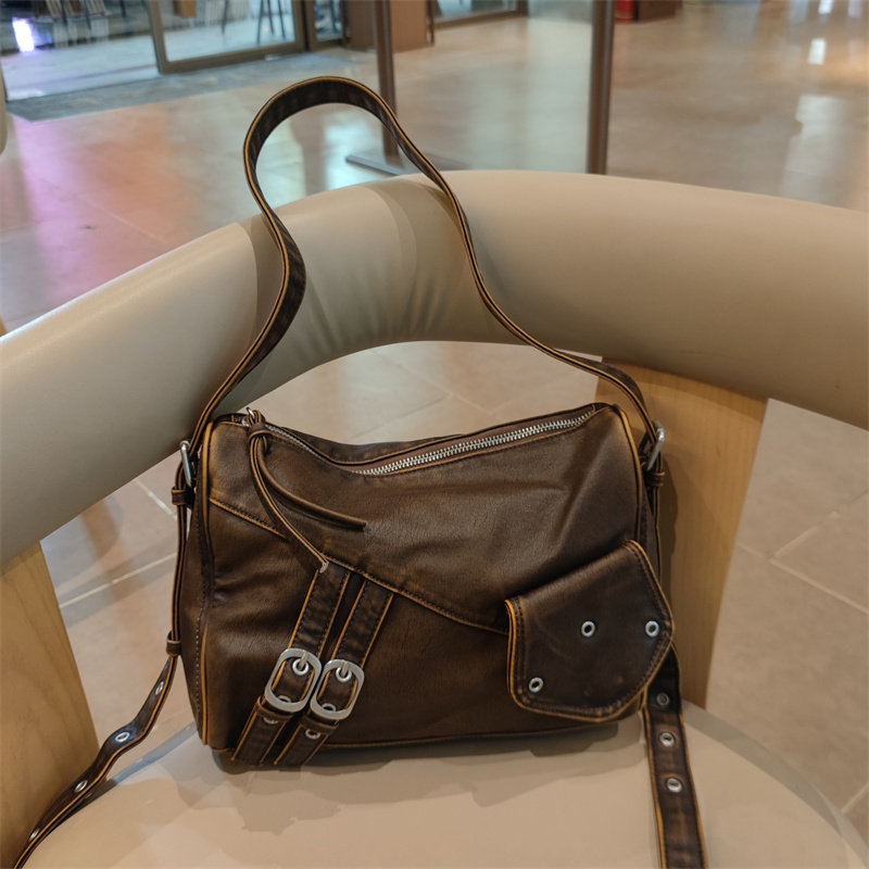 复古机车风小包包真皮手提女包新款潮酷软皮枕头包慵懒风单肩腋下