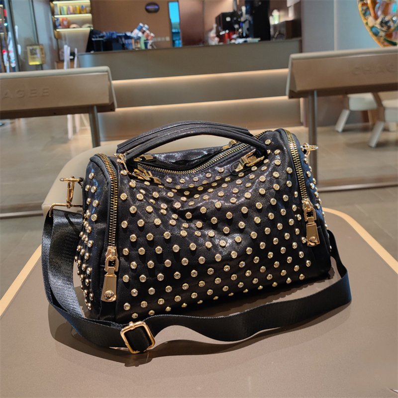 轻便高级感真皮手提包慵懒风百搭时尚通勤休闲大容量铆钉单肩斜挎