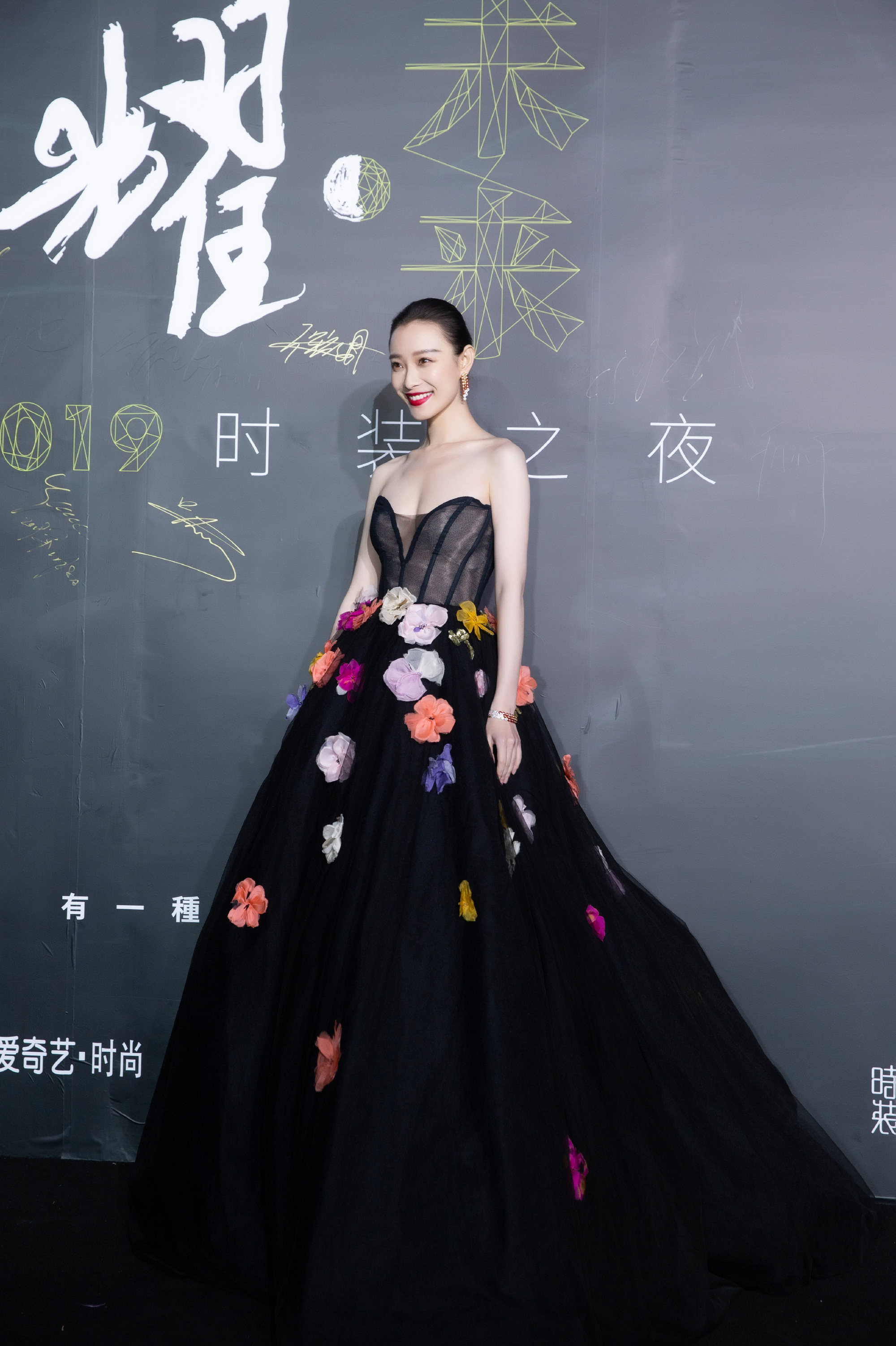 倪妮黑色抹胸手工花朵高端年会红毯主持人演出生日派对晚礼服2024