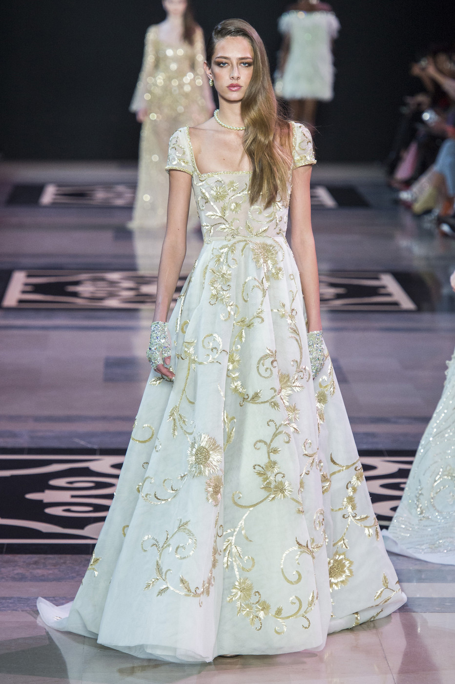 Georges Hobeika 方领包肩袖A字裙金色钉珠宴会聚会晚礼服迎宾服