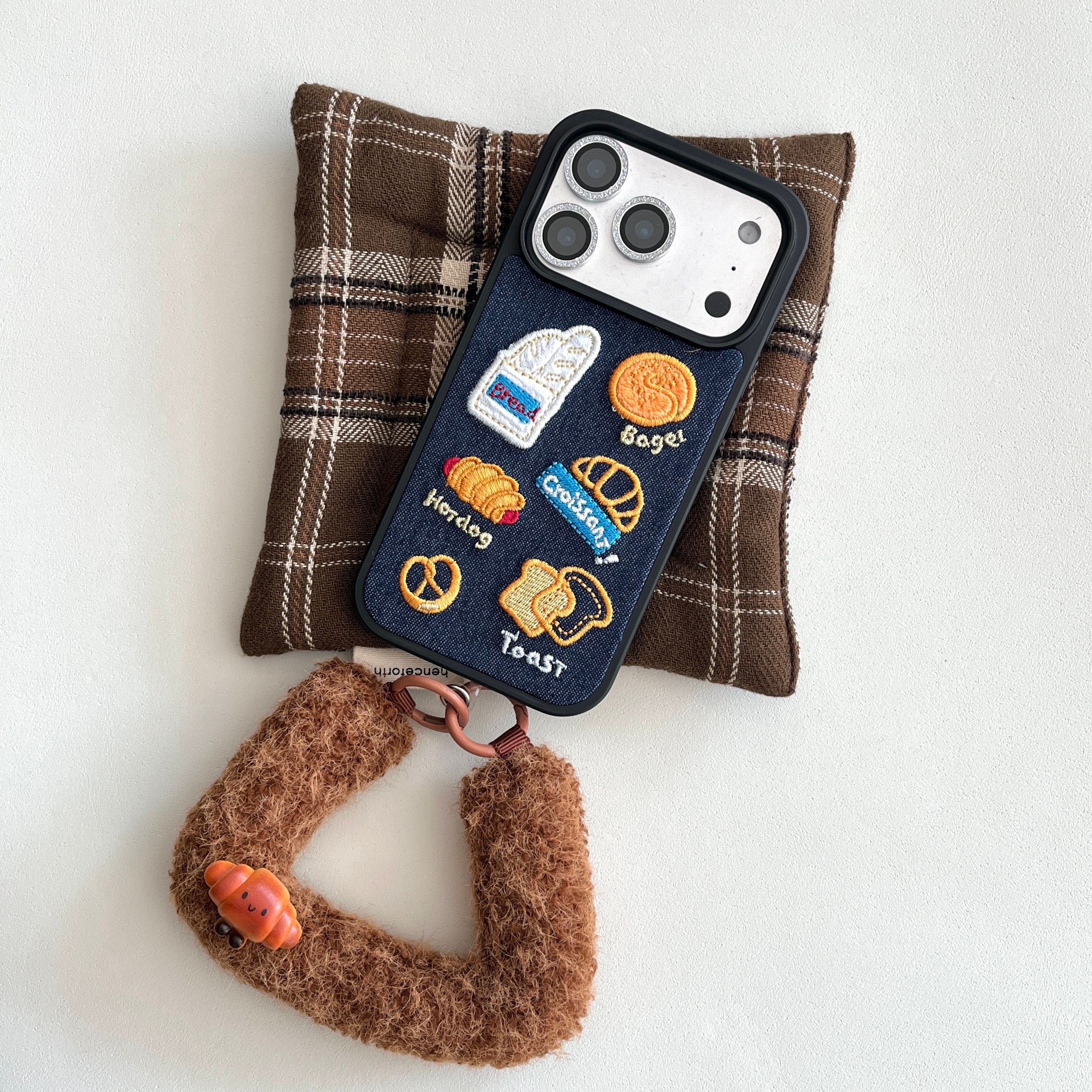 秋冬可爱蓝色牛仔刺绣牛角面包手机壳适用iPhone17proma
