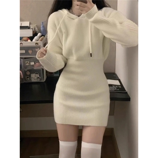 白色连帽针织连衣裙女2026秋冬新款收腰内搭毛衣裙打底包臀短裙子