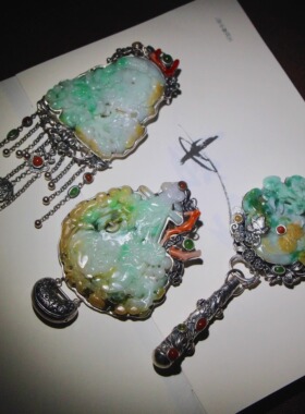 原创新国风民族风复古手工吊坠胸针天然翡翠黄加绿旗袍香云纱雕花