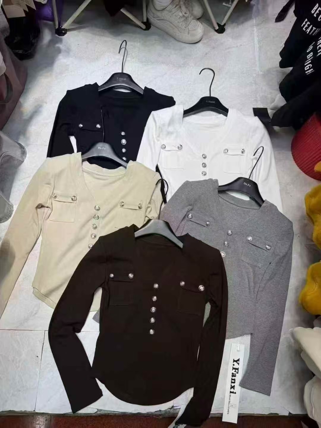 十三行2025秋冬新款时尚辣妹性感显瘦纯欲风磨毛V领扣子长袖T恤女