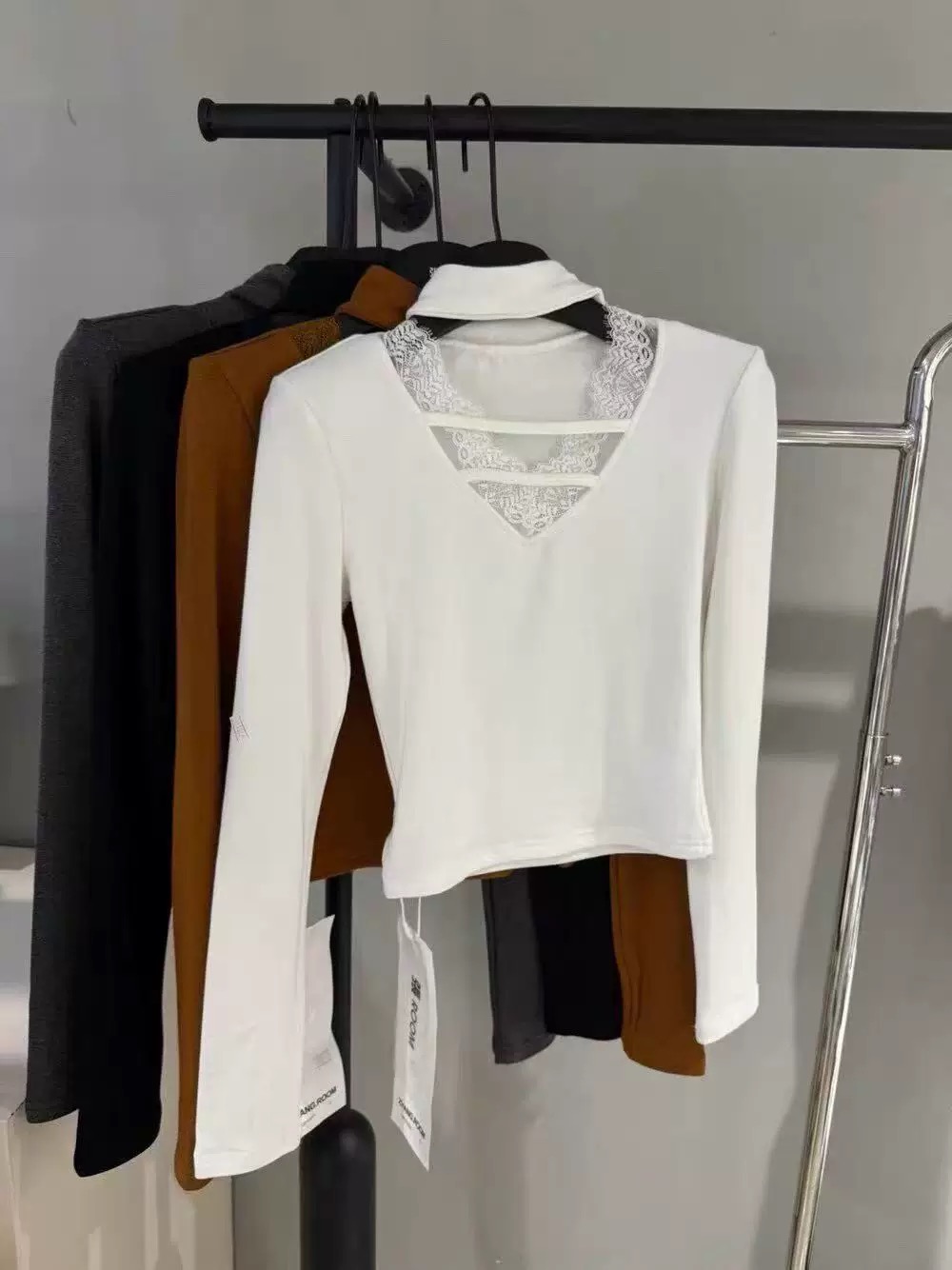 2025新款秋冬韩版时尚百搭显瘦纯色V领蕾丝磨毛拼接打底衫上衣女