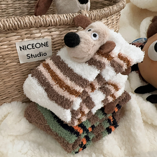 新款可爱珊瑚绒袜子女中筒袜冬季加绒加厚保暖条纹卡通地板睡眠袜