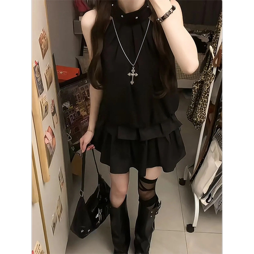 黑色挂脖上衣+a字蛋糕短裙两件套