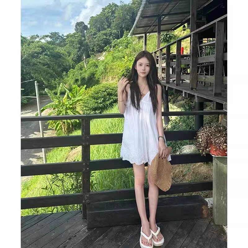 甜美刺绣花边白色v领吊带连衣裙