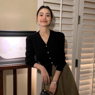 2026秋冬新款V领纯色羊毛毛衣开衫女法式高级感洋气收腰针织外套