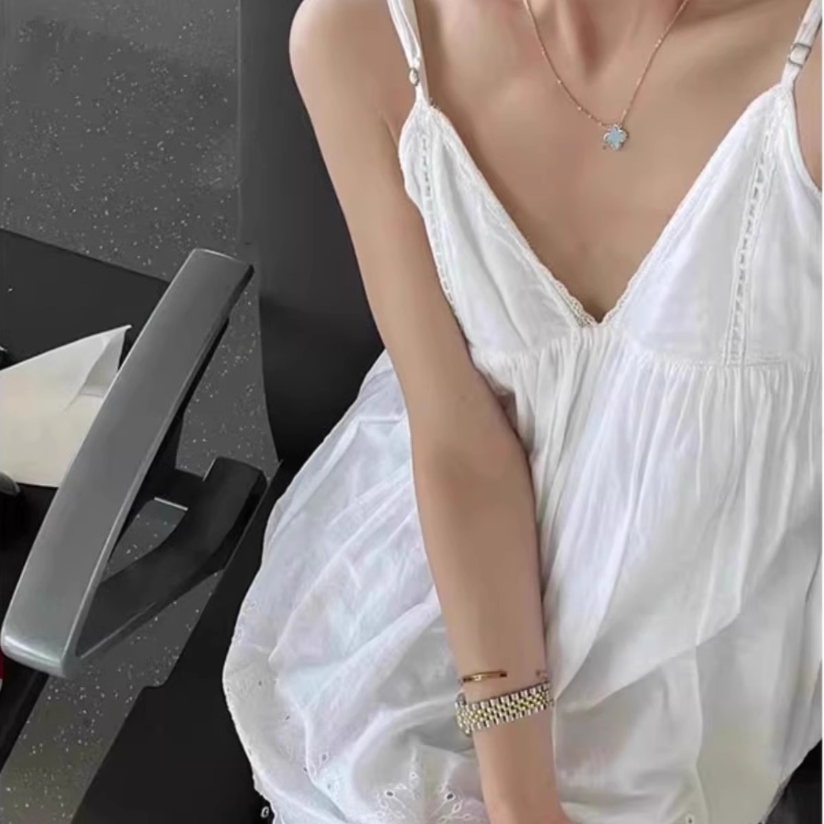 韩系刺绣花边设计v领无袖上衣