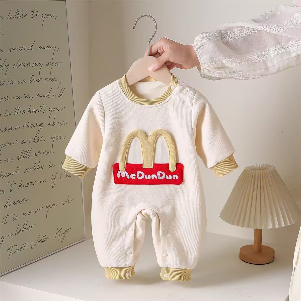 婴儿衣服秋冬加绒连体衣宝宝无骨超萌洋气卡通保暖奥粒绒外出爬服