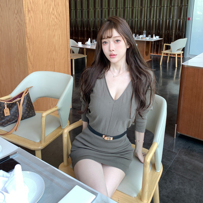 M900长袖V领小个子连衣裙2025新款今年早秋流行爆款穿搭包臀裙