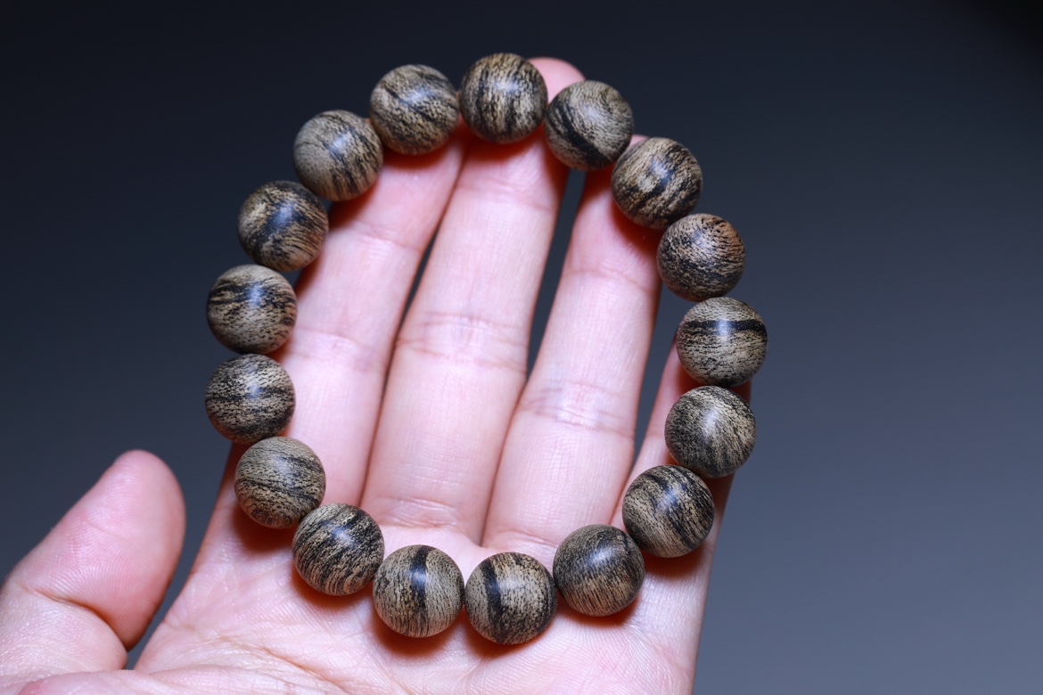 12mm正区达拉干软丝沉香手串14.39克