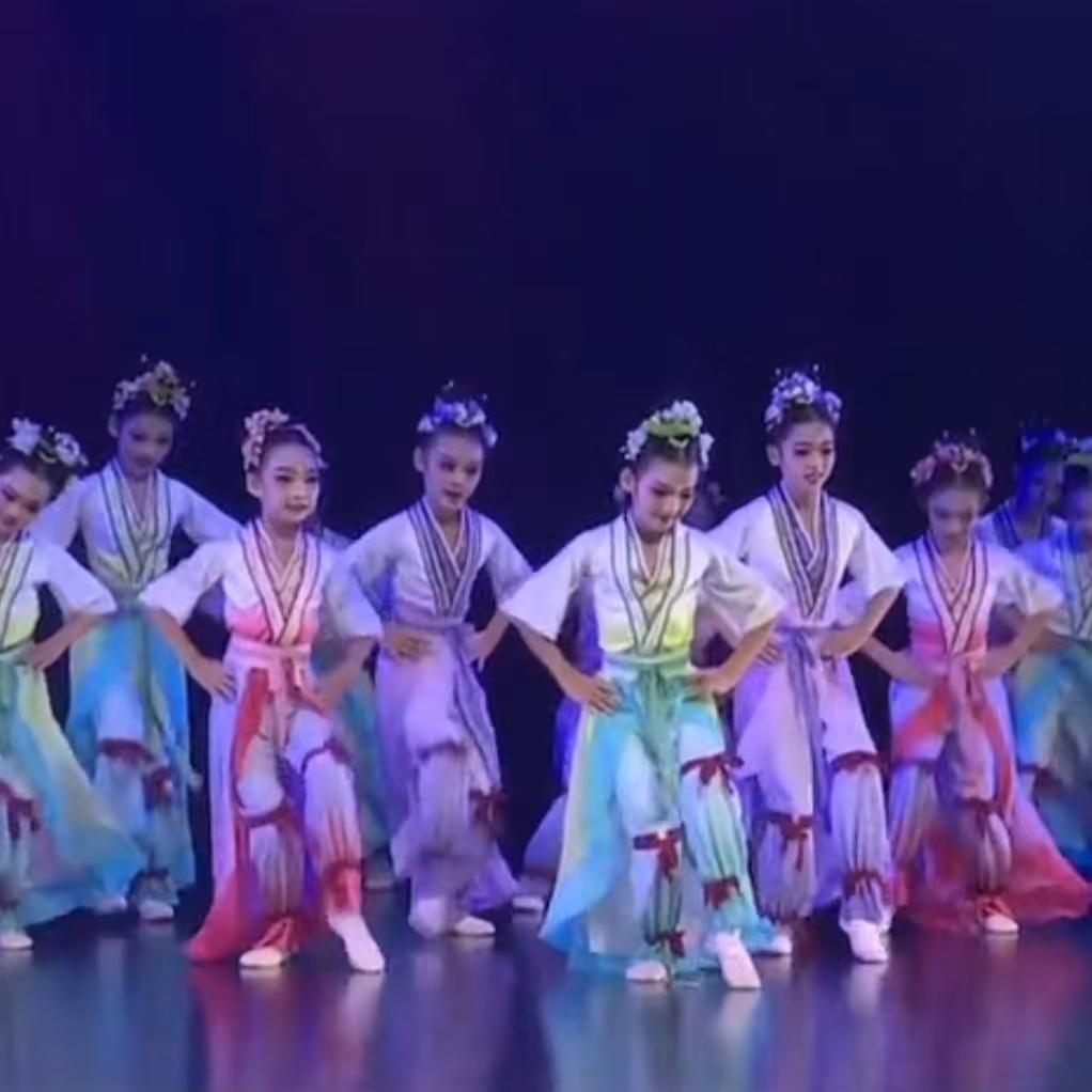 儿童古典舞蹴鞠图演出服