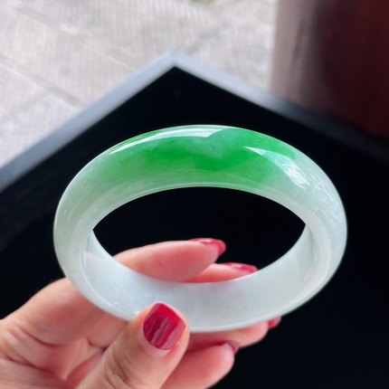 2025天然缅甸翡翠A货糯细糯白底宽版飘阳绿56正圈手镯0515LQ2