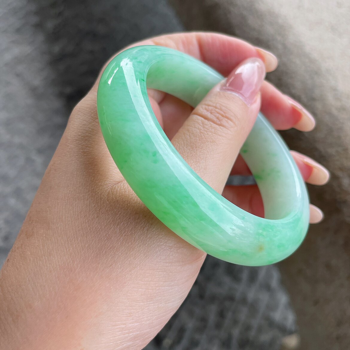 2025天然缅甸翡翠A货细糯飘绿正圈手镯58圈口1111G5