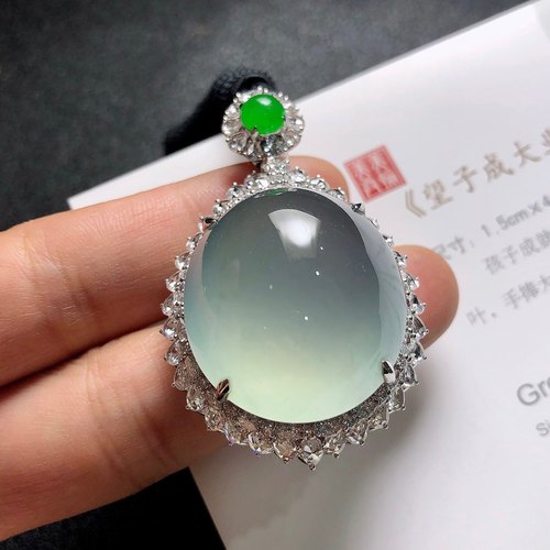 2025天然缅甸翡翠A货高冰超大鸽子蛋面吊坠18K镶嵌淡晴蓝0717M116