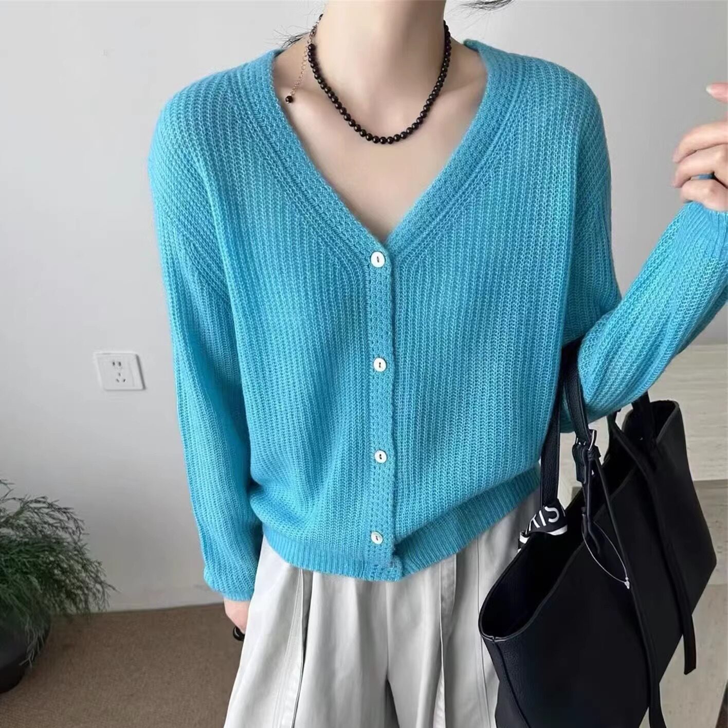 简约风V领针织开衫女2026春秋新款薄款糖果色显瘦百搭纽扣毛衣