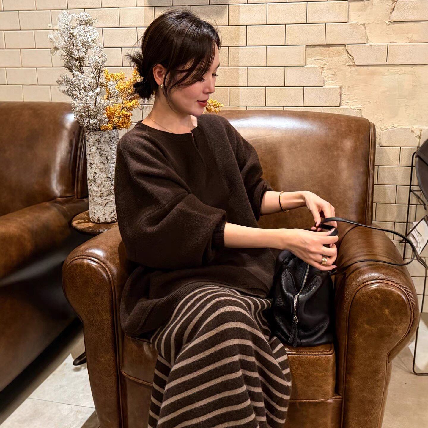 韩系中长款浣熊绒条纹半身裙两件套装女2025冬季新款欧货咖色毛衣