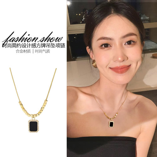 黑色简约方牌吊坠项链女复古配饰