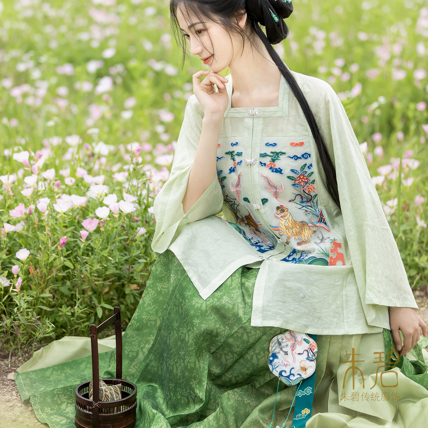 朱碧岁时应景 端午汉服艾虎五毒天丝方领半袖刺绣补服/纱马面明制