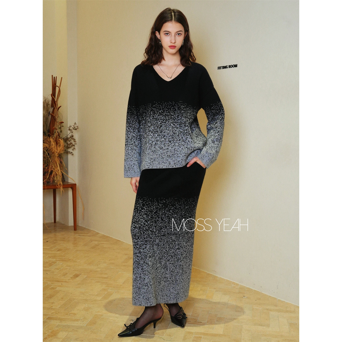 Moss烨〓绒+〓1OO山羊绒 黑灰渐变V领阔袖毛衣半身裙长裙套装