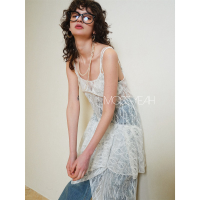 Moss烨 现货〓设计师〓白色烫银蕾丝 肌理感不规则百褶吊带连衣裙