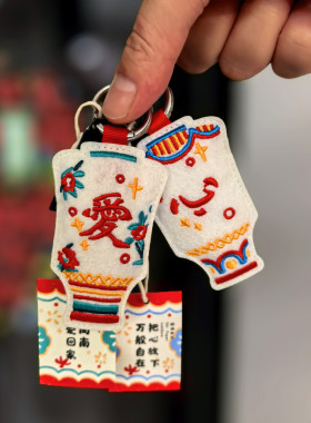 狮三百新品泉州爱心刺绣毛毡挂件