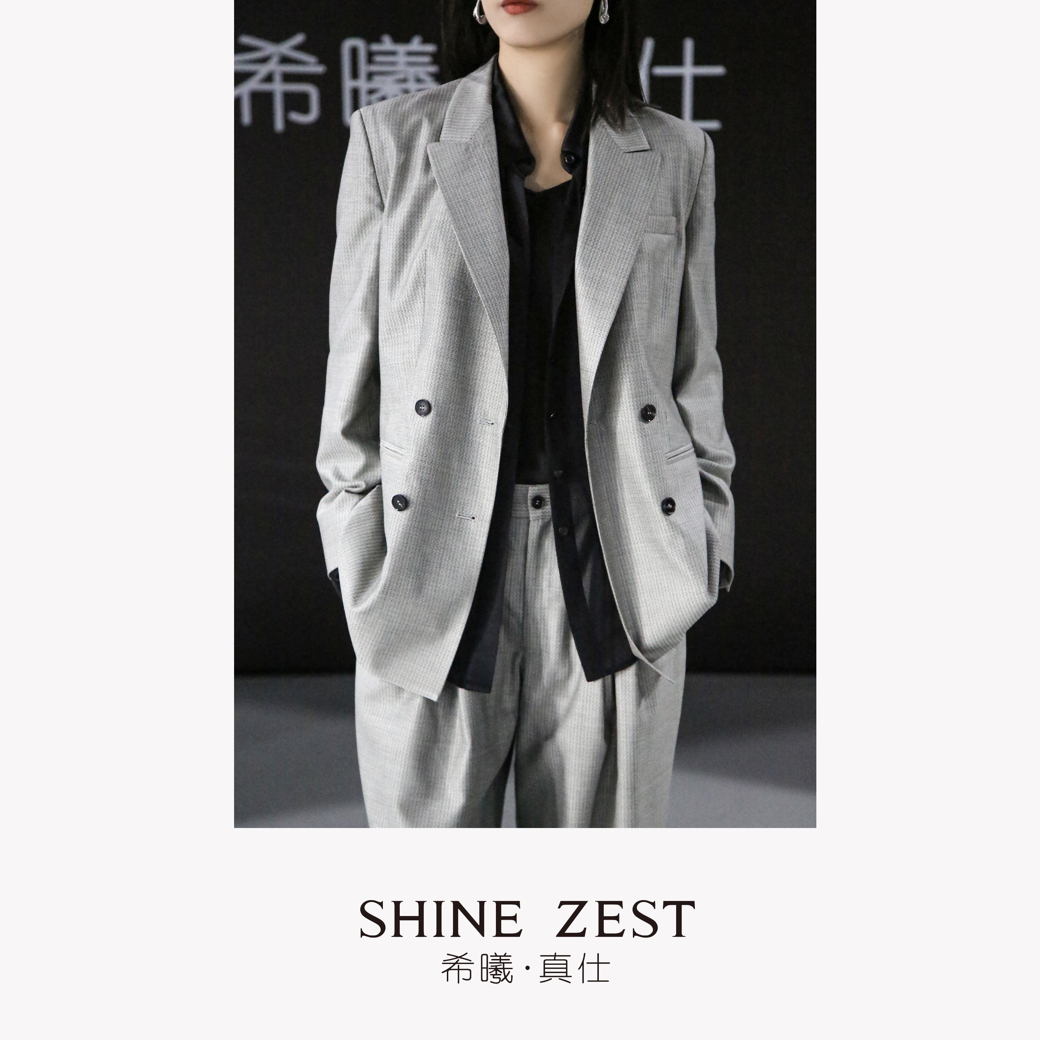 银灰色精纺全羊毛西装领双排扣阔肩版直身廓形西装外套