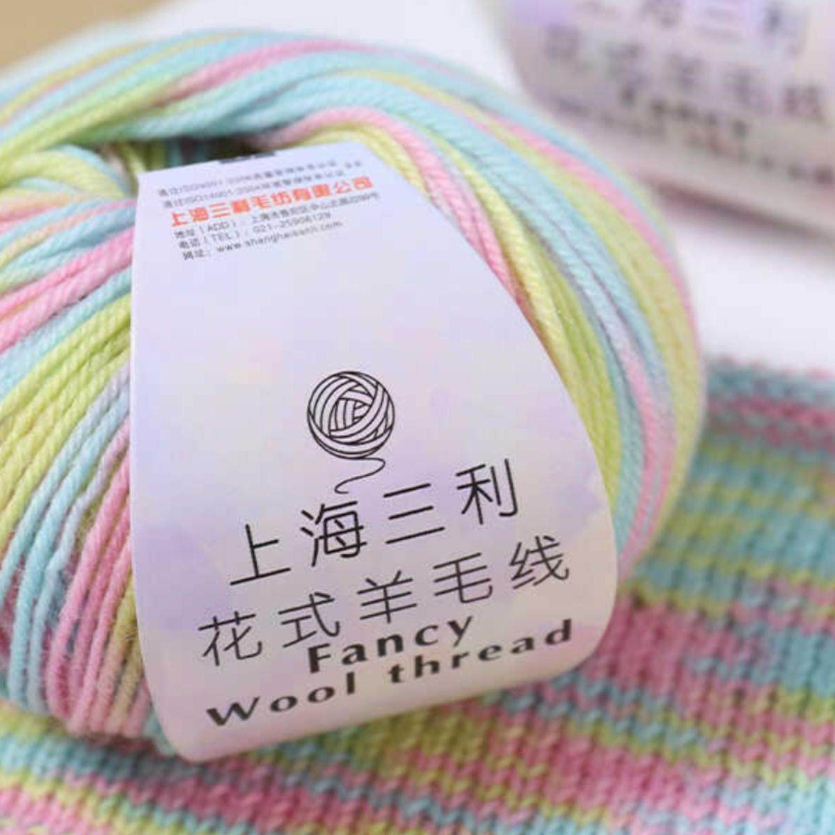 上海三利段染渐变羊毛中细毛线团图片