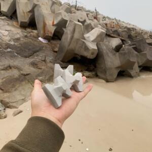 水泥消波块防浪石防护堤扭王块迷你四脚石桌面摆件清水混凝土礼物