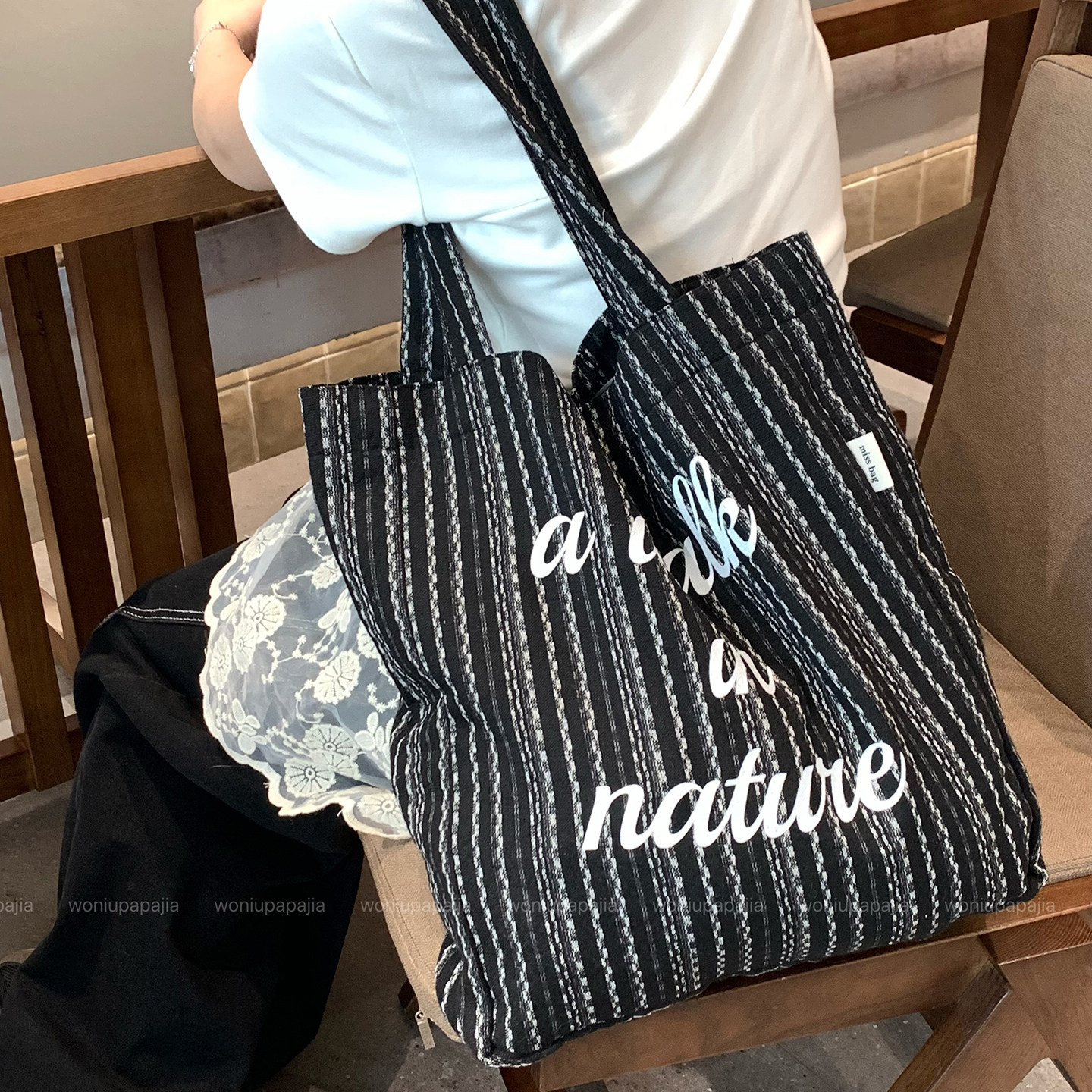 黑白条纹松弛感帆布包女字母印花大容量托特包通勤上课百搭单肩包