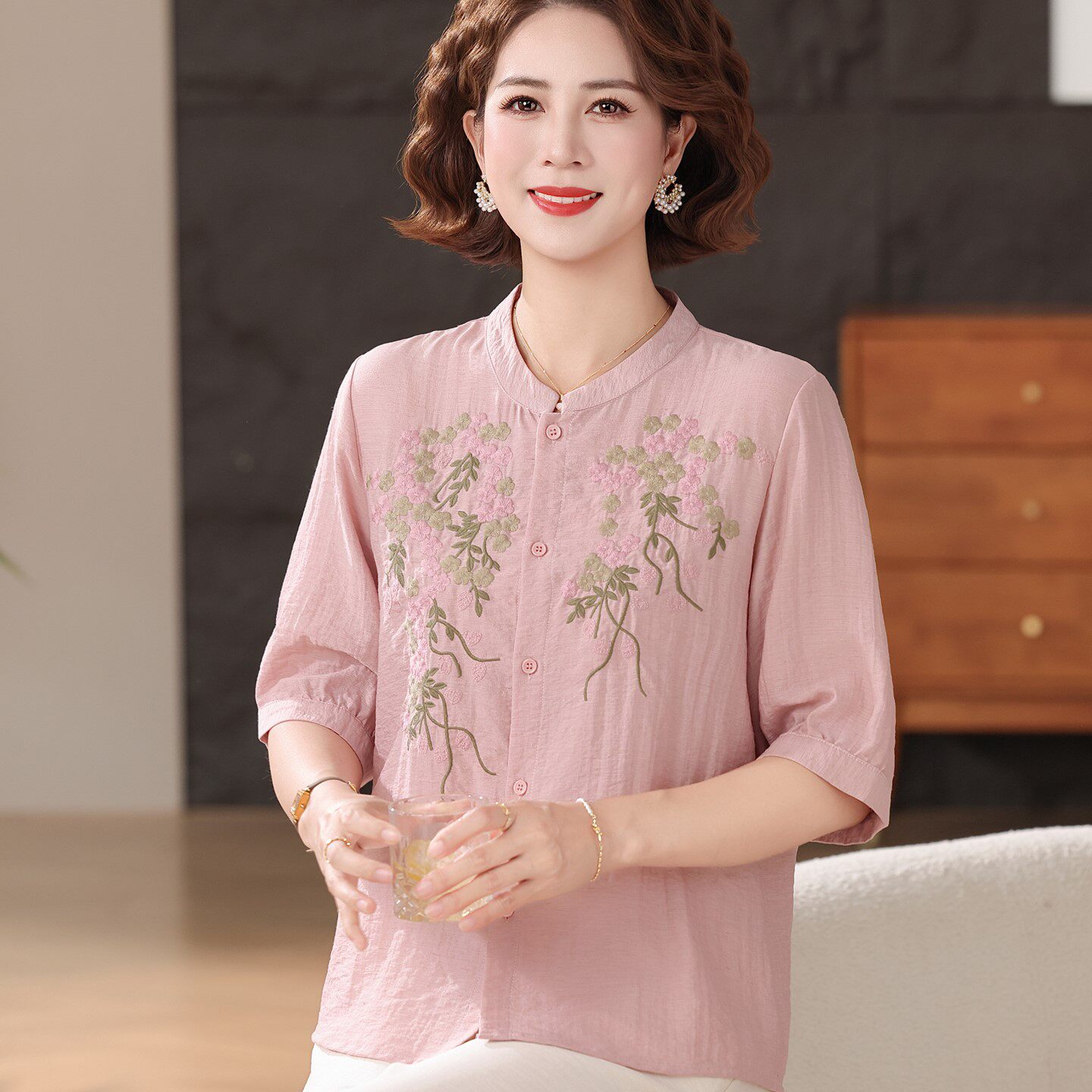 中年妈妈装夏装套装新款中老年女装绣花上衣洋气妇女薄衬衫两件套