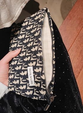 高级感2025新款网红便携式化妆包女大容量外出旅行随身收纳洗漱包