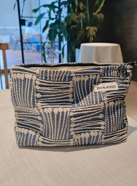 便携式化妆包女2025新款高奢大容量高级感外出旅行随身手拿收纳包