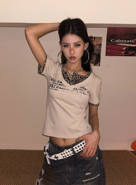 DoubleD豹纹拼接假两件短袖T恤女夏季辣妹正肩修身显瘦V领上衣潮